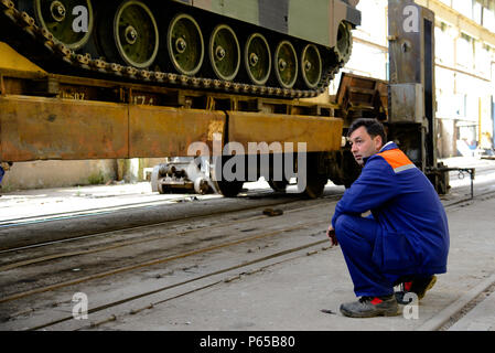 Appaltatori civili di lavorare con gli Stati Uniti Soldati, assegnato alla società A, 1° Battaglione, 64th Armor reggimento, 1 Armor vigili del Team di combattimento, terza divisione di fanteria, per cambiare gli assi di un treno che trasportano veicoli militari a Varna, Bulgaria, 1 maggio 2016. L'apparecchiatura è in viaggio verso la Georgia per esercizio nobile 16 Partner. Partner di nobili sottolinea U.S. Esercito la capacità dell'Europa di spostare rapidamente i soldati e le attrezzature in tutta l'Europa, che mostra la quantità di tempo che sarebbe necessario per la spedizione delle attrezzature e dei veicoli provenienti dalla Bulgaria attraverso il Mar Nero per la Georgia. (U.S. Esercito foto di PFC. Emily Houdershieldt/rele Foto Stock