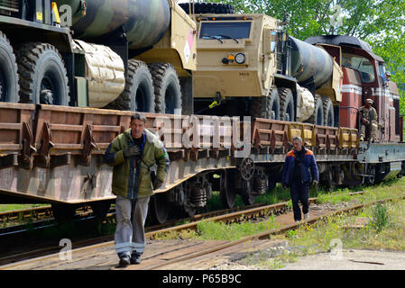 Appaltatori civili di lavorare con gli Stati Uniti I soldati assegnati a società A, 1° Battaglione, 64th Armor reggimento, 1 Armor vigili del Team di combattimento, terza divisione di fanteria, per caricare i veicoli militari e i treni su un traghetto a Varna, Bulgaria, 1 maggio 2016. L'attrezzatura da viaggio Bulgaria attraverso il Mar Nero in Georgia per partecipare in esercizio nobile 16 Partner, dimostrando U.S. Esercito la capacità dell'Europa di spostare rapidamente i soldati e le attrezzature in tutta l'Europa. (U.S. Esercito foto di PFC. Emily Houdershieldt/rilasciato) Foto Stock