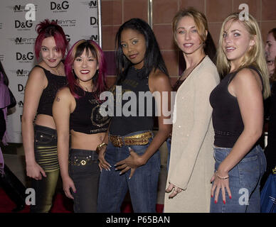 Shar Jackson (il Moesha e cantante di MPLUZ) con il suo gruppo MPLUZ arrivando alla prima mondiale di "N'Sync' più grande di vivere il concerto film presso il California Science Center IMAX Theatre di Los Angeles. 3/30/2001 © Tsuni - MPULZ SharJackson13.jpgMPULZ SharJackson13 evento nella vita di Hollywood - California, tappeto rosso Evento, STATI UNITI D'AMERICA, industria cinematografica, celebrità, fotografia, Bestof, arte cultura e intrattenimento, Topix celebrità moda, migliori della vita di Hollywood, evento in Foto Stock