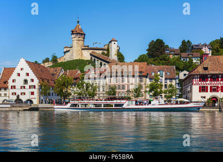 Schaffhausen, Svizzera - 29 agosto 2015: gli edifici della città di Sciaffusa, fortezza medioevale Munot sopra di loro, MS Thurgau a un molo sul lato dx Foto Stock