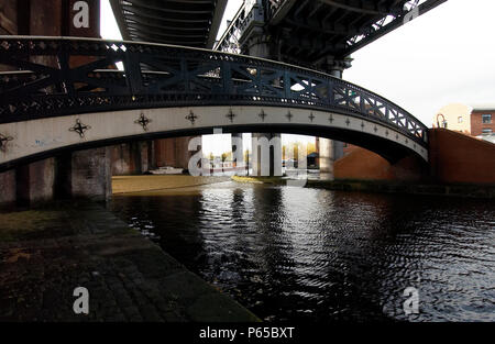 Il Manchester-Liverpool linea ferroviaria attraversando Castlefield canali, Manchester, UK. Francis Egerton, il terzo Duca di Bridgewater ha commissionato il GRE Foto Stock