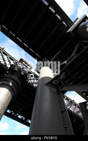 Il Manchester-Liverpool linea ferroviaria attraversando Castlefield canali, Manchester, UK. Francis Egerton, il terzo Duca di Bridgewater ha commissionato il GRE Foto Stock