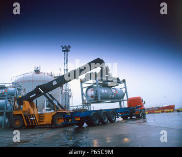 Carrello elevatore telescopico sollevamento di un contenitore per rifiuti su un carrello. Foto Stock