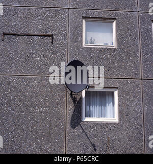 Parabola satellitare sulla facciata di una anni settanta consiglio a torre, Islington, Londra Foto Stock