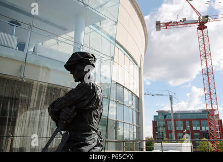 Waterfront Hall, Lanyon Place, Belfast, Irlanda del Nord 2008. Concert Hall e il centro espositivo aperto nel 1997 e progettato da architetti locali impresa Foto Stock