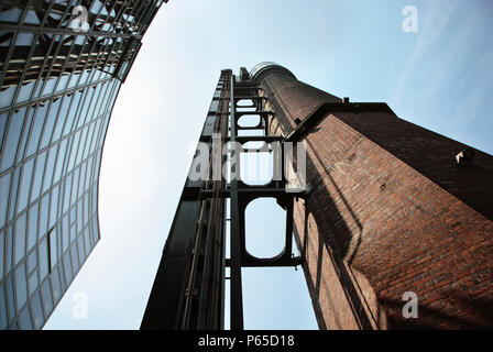 Smithfield Camino torre di avvistamento, Smithfield, Dublino 2008. Una volta parte della Distilleria Old Jameson, il camino ora è sormontato da una osservazione di vetro p Foto Stock