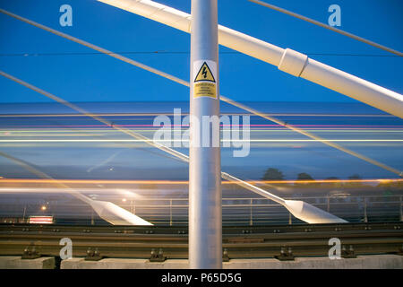 Tram LUAS attraversando William Dargan Bridge, cavo-soggiorno ponte per la linea Luas, Dundrum, Dublino, Irlanda 2008 (lunga esposizione) Foto Stock