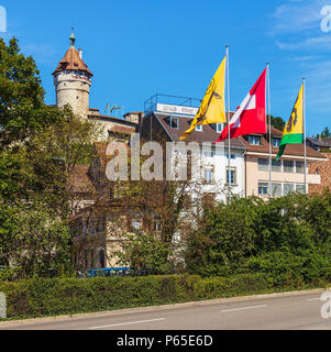 Schaffhausen, Svizzera - 29 agosto 2015: gli edifici della città di Sciaffusa, fortezza medioevale Munot sopra di loro. Sciaffusa è una città nel nort Foto Stock