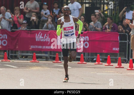 Sir Mo Farah, corso detentore del record, corre il 2018 vitalità Londra 10.000. Dotato di: Sir Mo Farah dove: London, England, Regno Unito quando: 28 maggio 2018 Credit: Wheatley/WENN Foto Stock