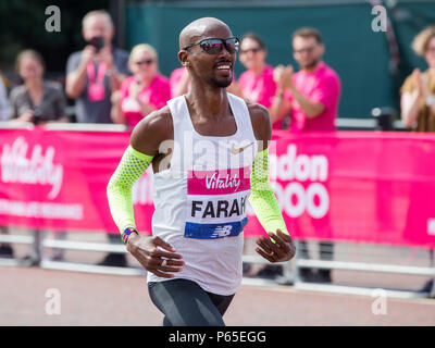 Sir Mo Farah, corso detentore del record, corre il 2018 vitalità Londra 10.000. Dotato di: Sir Mo Farah dove: London, England, Regno Unito quando: 28 maggio 2018 Credit: Wheatley/WENN Foto Stock