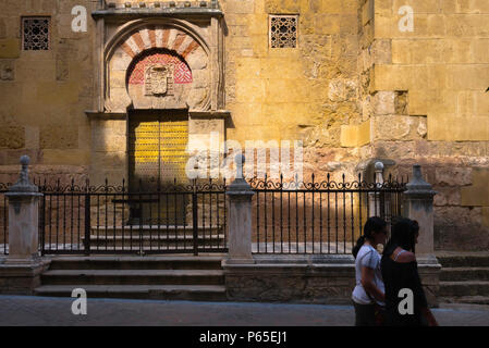 Cordoba Spagna città, vista al tramonto di un portale moresco impostata entro la parete della grande moschea cattedrale (la) Cattedrale Mezquita di Cordova (Cordova) Andalusia. Foto Stock