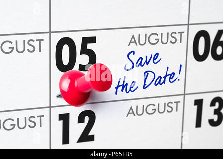 Calendario da parete con un perno rosso - 05 agosto Foto Stock