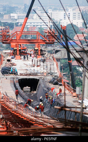 Centrale di rampe di interscambio sotto i lavori per la costruzione di un ponte di Mega gantry con il Fiume Chao Phraya in background, Bangkok, Thailandia Foto Stock