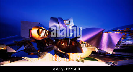 Nuovo Hotel Bodega del Marques de Riscal in La Rioja, Spagna. Progettato da architetto Frank O. Gehry, questo imponente hotel si trova nel cuore di La Rioja, regione dei vini. Foto Stock