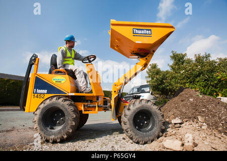 Un costruttore di guida di una mini dumper su una casa estensione, costruzione lavoro, ambleside, cumbria, Regno Unito. Foto Stock