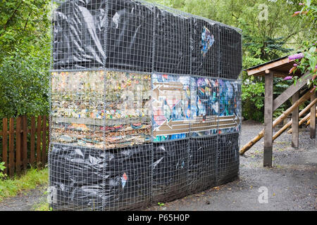Un display che rappresenta ciò che la famiglia media butta ogni anno a finire in discarica presso il Centre for Alternative Technology a Machynlle Foto Stock