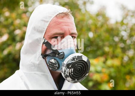Uno specialista di rimozione amianto company Rimozione amianto da un capannone tetto di una casa a Ambleside, Cumbria, Regno Unito. Foto Stock