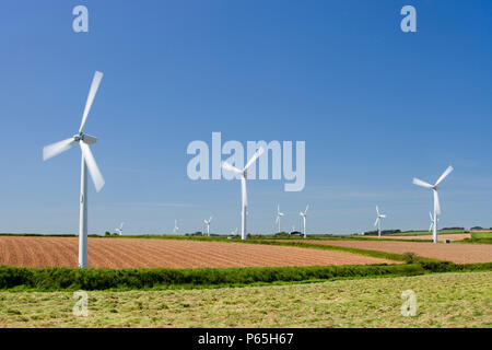 Una wind farm su terreni agricoli in Cornovaglia occidentale vicino a St Ives, Regno Unito Foto Stock