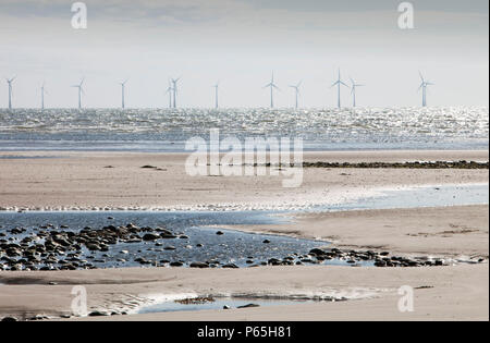 Barrow offshore wind farm, una turbina 30, 90 MW offshore wind farm completata nel 2006, situato a circa 7 km a sud-ovest del mare d' Irlanda off Walney Island Foto Stock