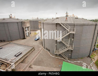 Biodigesters presso United Utilities Pianta Daveyhulme quale processo è tutto di Manchester dei liquami e si occupa di 714 milioni di litri al giorno. I fanghi di depurazione Foto Stock