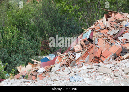 Rifiuti di cantiere illegalmente fly ribaltata in Teos, Turchia occidentale. Foto Stock