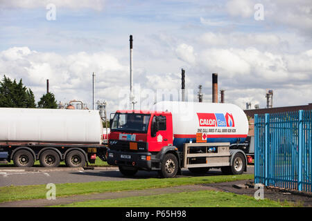 Calor Gas autocarro a Ineos raffineria di petrolio a Grangemouth in Scozia, Regno Unito. Il sito è responsabile per massicce emissioni di CO2. Foto Stock