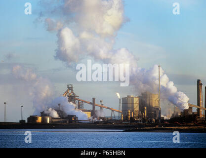 Le emissioni prodotte da un Corus impianto siderurgico a Redcar su Teeside, UK. Foto Stock