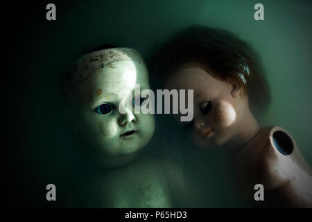 Creepy bambole in dark acqua sporca