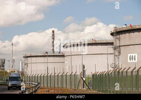 La Ineos raffineria di petrolio a Grangemouth in Scozia, Regno Unito. Il sito è responsabile per massicce emissioni di CO2. Foto Stock