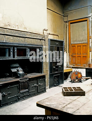 Vecchia cucina in un inglese mansion nel processo di rinnovamento. Foto Stock