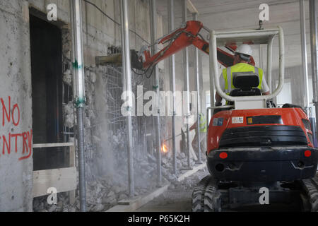 Veicolo usando il martello idraulico nella demolizione della ex borsa di Londra, Regno Unito Foto Stock