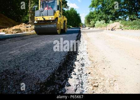 Schiacciasassi appiattimento asfalto sulla strada nuova, REGNO UNITO Foto Stock