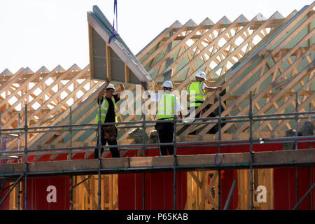 Pre-fabbricato sezione essendo erogata mediante gru a New housing development, Cambridge, Inghilterra, Regno Unito Foto Stock