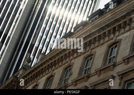 Moderno e architettura neo-classica, città di Londra, Regno Unito Foto Stock