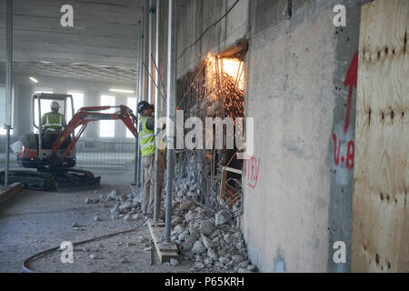 Il taglio attraverso un rafforzamento della barra di acciaio durante la demolizione della ex borsa di Londra, Regno Unito Foto Stock