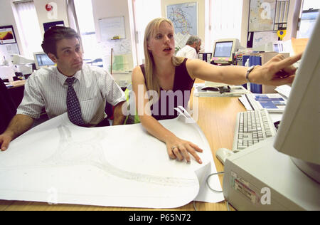 Gli architetti che lavorano su computer con disegni tecnici Foto Stock