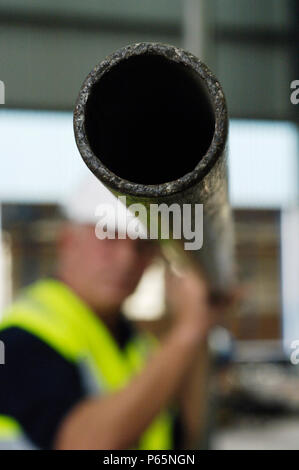 L'uomo posizionamento ponteggio pole Foto Stock