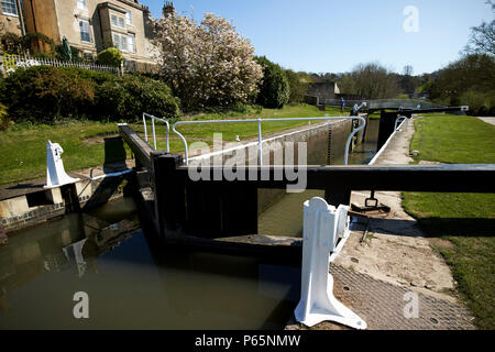 Vasca da bagno il bloccaggio superiore sul Kennet and Avon Canal Bath England Regno Unito Foto Stock