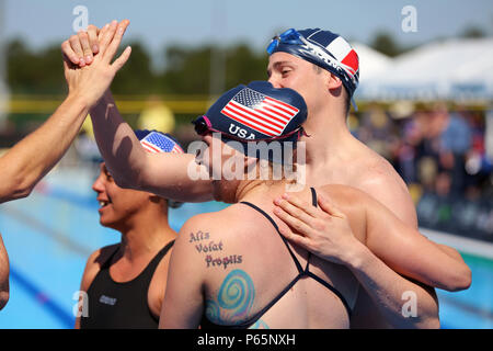 Stati Uniti Il Veterano dell'esercito Randi Gavell abbraccia un compagno guerriero ferito dalla Francia dopo aver completato i preliminari per il nuoto evento per gli Stati Uniti di squadra a 2016 Invictus giochi. Gavell, un militare di funzionario di polizia, è un esercito atleta dal Grand Junction, Colo.. Lei è uno dei 35 soldato veterano e esercito atleti che rappresentano il team statunitense durante la Invictus giochi in Orlando, FL, può 8-12. Invictus giochi, un internazionale adaptive tornei sportivi per i feriti e ammalati e feriti i membri del servizio e i veterani, dispone di circa 500 militari di atleti da 15 paesi concorrenti nel tiro con l'arco, cyc Foto Stock