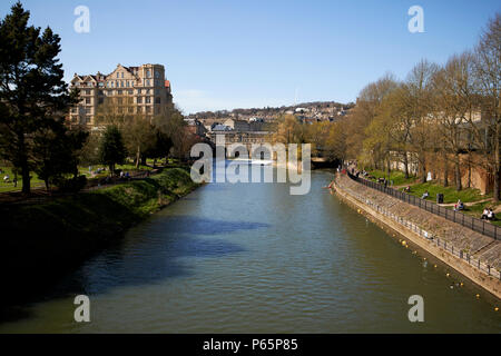 Il fiume Avon che fluisce attraverso il bagno come visto dal North Parade bridge England Regno Unito Foto Stock
