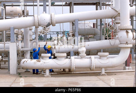 Lavoratori alla raffineria di gas nel deserto occidentale, Egitto Foto Stock