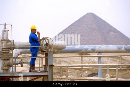 Lavoratore presso una raffineria di gas nel deserto occidentale, Egitto Foto Stock