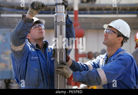 Il lavoro di squadra su di una piattaforma di perforazione, Mar Caspio, Azerbaigian Foto Stock