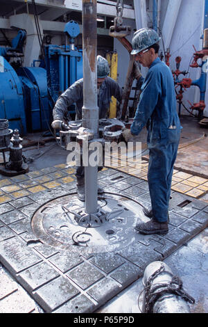 Lavoratori di olio sul pavimento di perforazione di un impianto di perforazione, Mar Caspio, Azerbaigian Foto Stock