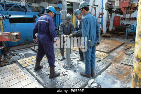 Lavoratori di olio sul pavimento di perforazione di un impianto di perforazione nel Mar Caspio, Azerbaigian Foto Stock