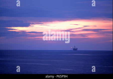 Piattaforma petrolifera nel Mar Caspio, Azerbaigian Foto Stock