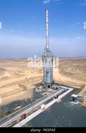 Torre di gas di raffineria di Gas nel deserto occidentale, Egitto Foto Stock