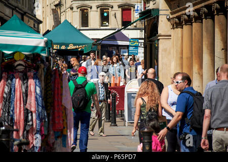 Acquirenti e turisti sulla trafficata strada di stallo nel centro georgiana di Bath England Regno Unito Foto Stock