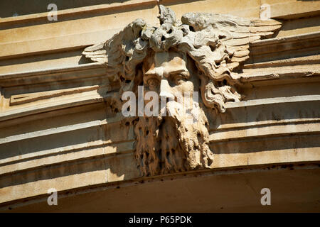 Testa di nettuno scolpito in pietra sul bagno di keystone England Regno Unito Foto Stock