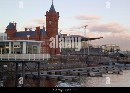 Welsh Assembly Government building, Wales, Regno Unito. Il complesso edificio in Cardiff Bay costruito con un approccio olistico ha ricevuto il Building Research Foto Stock